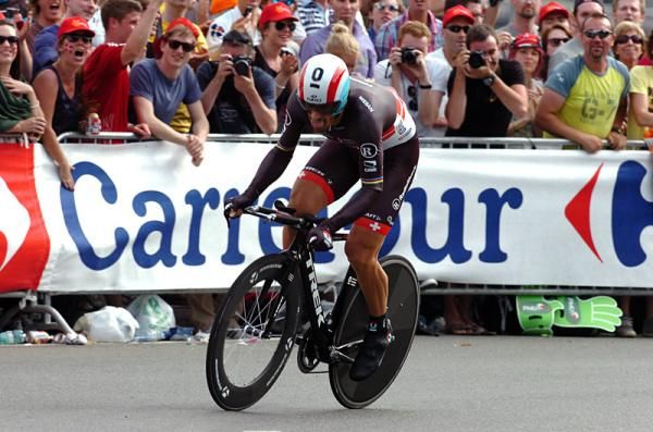 Fabian Cancellara (RadioShack-Nissan) digs deep on his winning prologue performance.