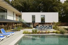 House in Leamington Spa with swimming pool and white volumes
