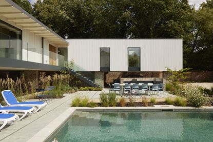 House in Leamington Spa with swimming pool and white volumes
