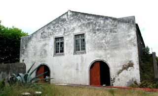 Exterior view of one of Arquipélago’s buildings before renovations