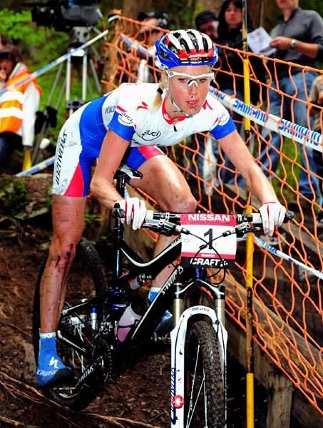 Lene Byberg (Specialized) deals with mud and roots.