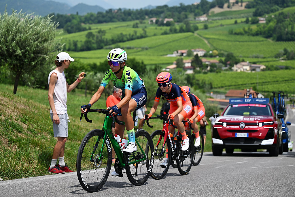 Giro d'Italia Women stage 2 LIVE: A breakaway of three had more than six minutes but the bunch is closing in 