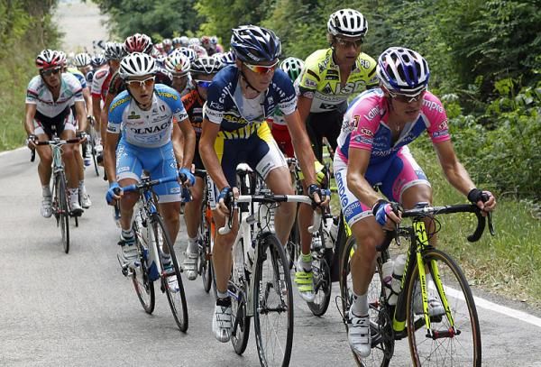 Riccardo Ricco' (Vacansoleil) keeps an eye on Damiano Cunego (Lampre - Farnese Vini).