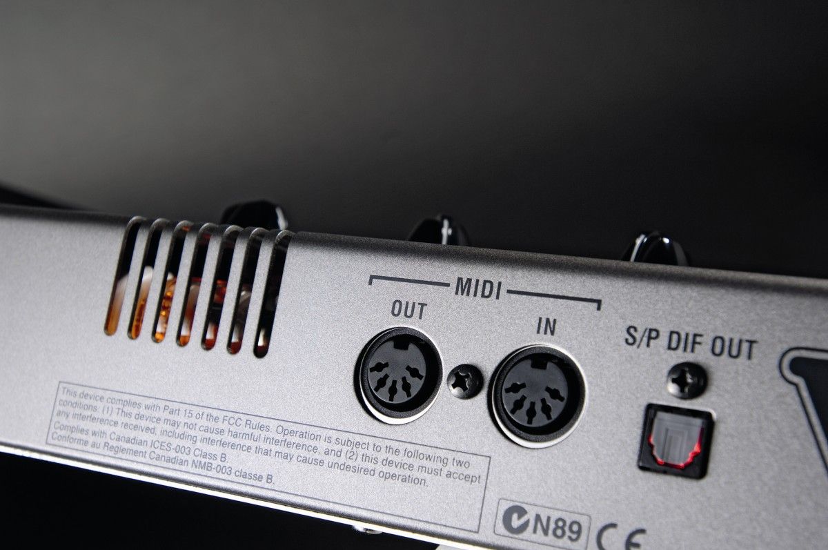The Tonelab's outputs can be connected in stereo or mono.