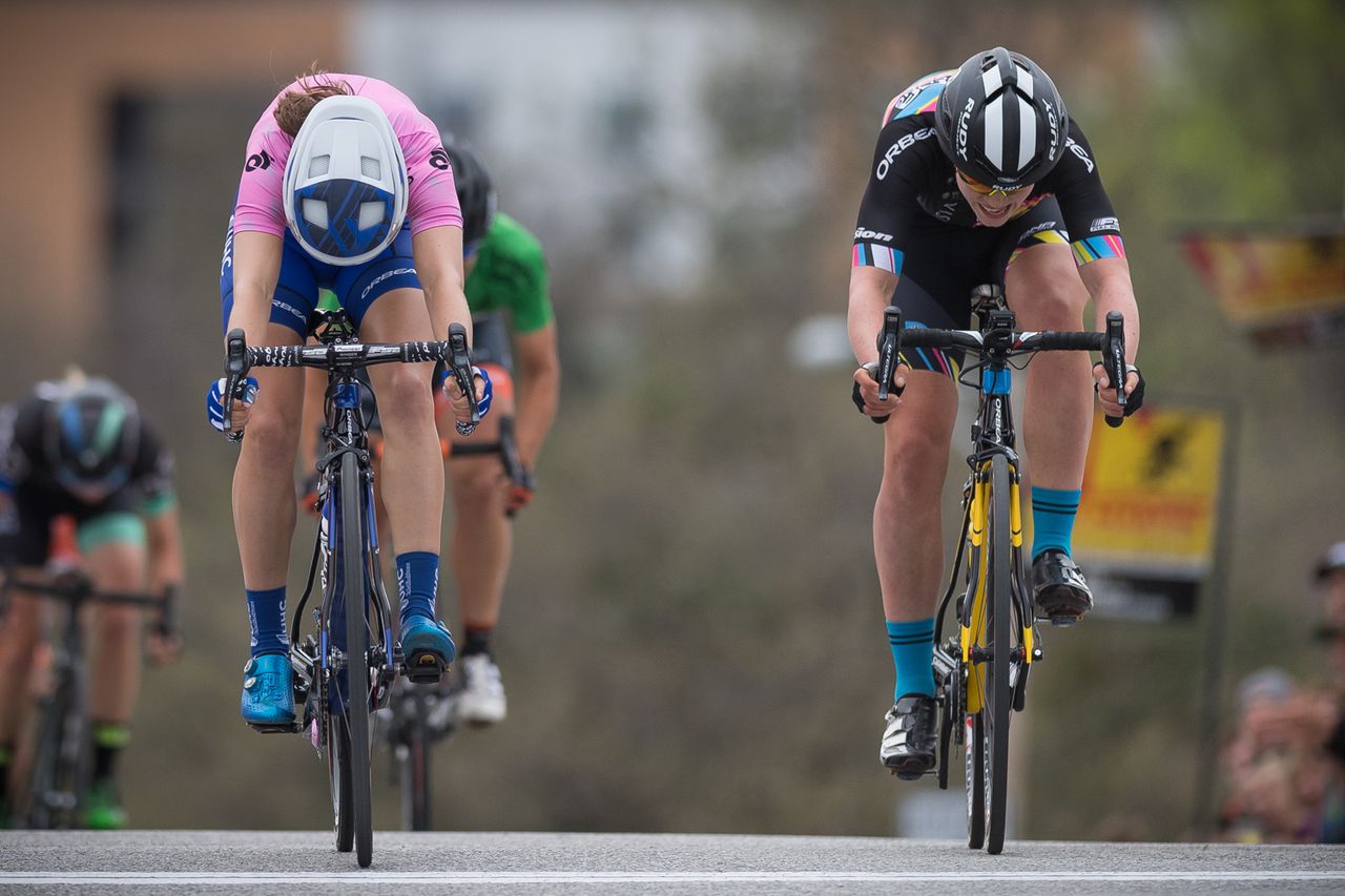 Ruth Winder out-sprints Claire Rose