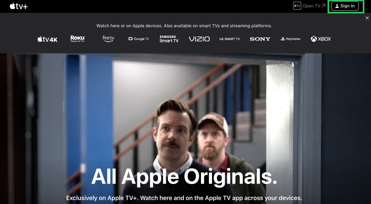 Веб-сайт Apple TV Plus в браузере, показывающий промо-изображение Теда Лассо