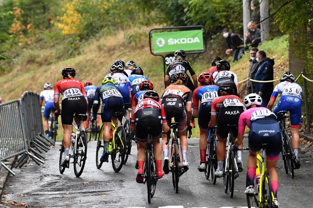 The peloton racing up one of the steep climbs during 2020 La Fl&egrave;che Wallonne Feminine