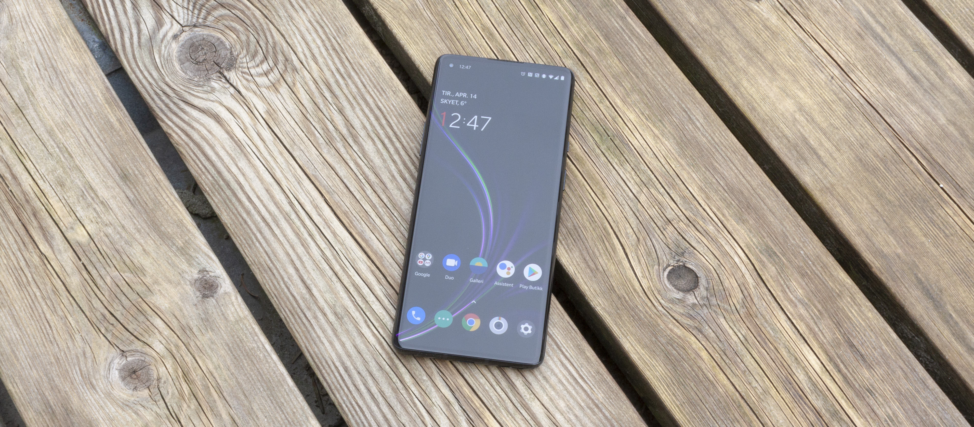 OnePlus 8 Pro liggende på et plankegulv
