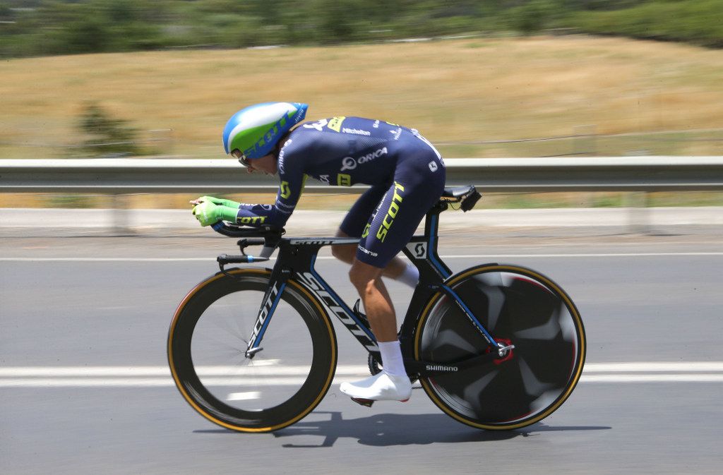 Katrin Garfoot (Orica-Scott) riding to gold