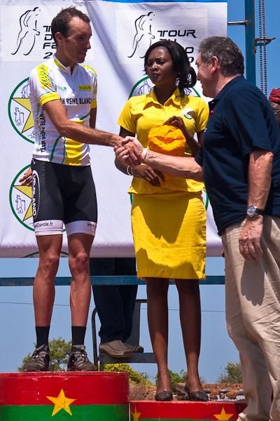 Eddie Merckx congratulates Julien Schick for his yellow jersey.