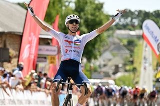 Stage 1 - Boucles de la Mayenne: Pierre Latour wins stage 1 with final kilometre attack 
