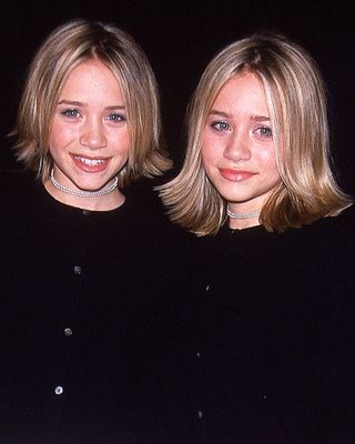 Mary-Kate and Ashley Olsen with their hair styled in middle parted lobs in 1999.