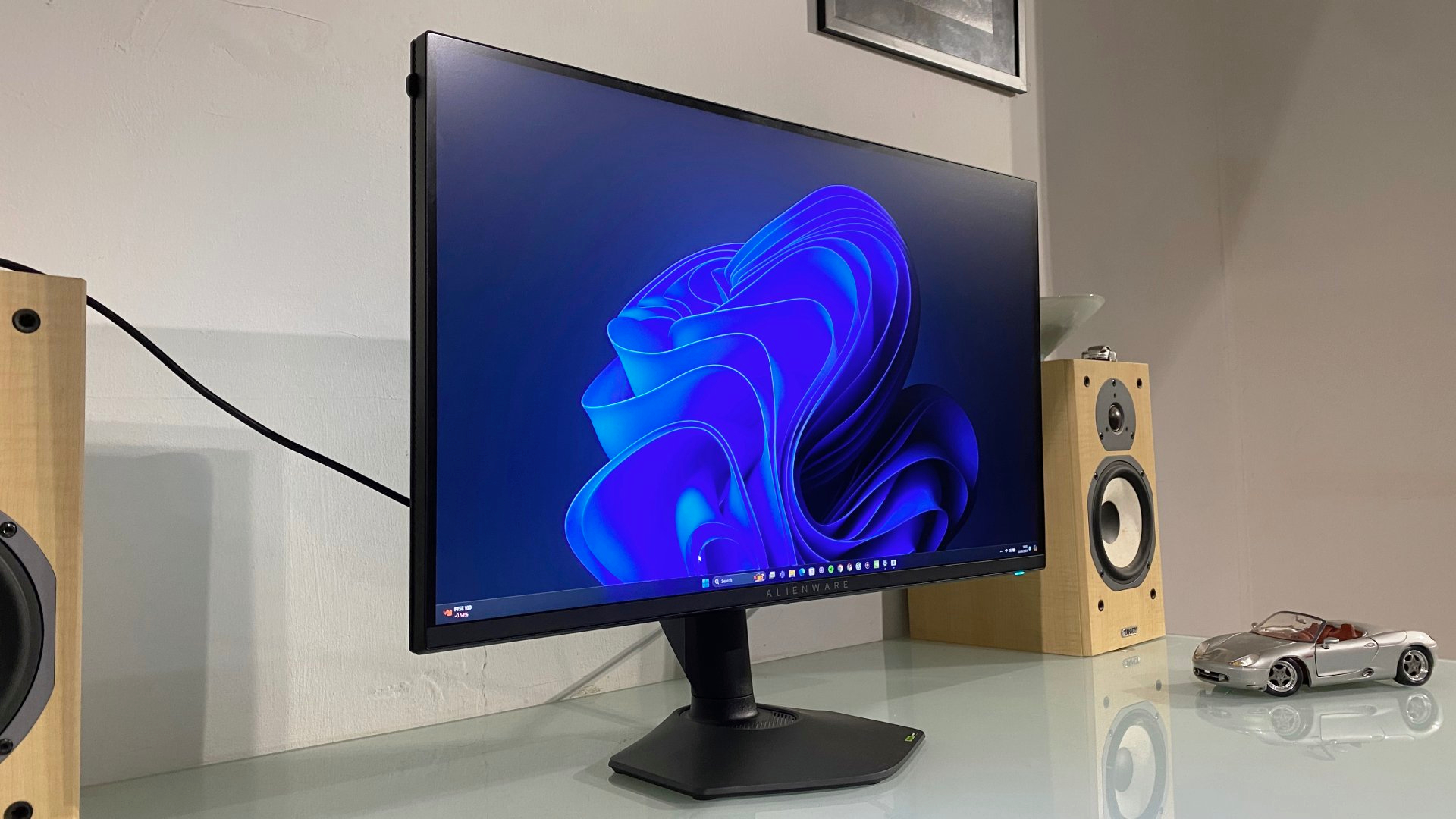 El monitor Alienware AW2725QF se coloca sobre un escritorio