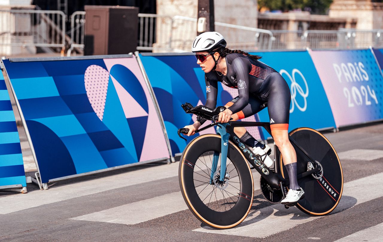 Anna Henderson tests out the Paris Olympics TT course