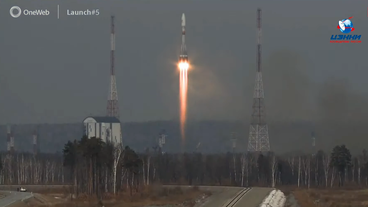 An Arianespace Soyuz rocket launches 36 OneWeb satellites to orbit on March 24, 2021.