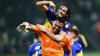 Edinson Cavani celebrates with Sergio Romero ahead of the Boca Juniors vs Fluminese live stream