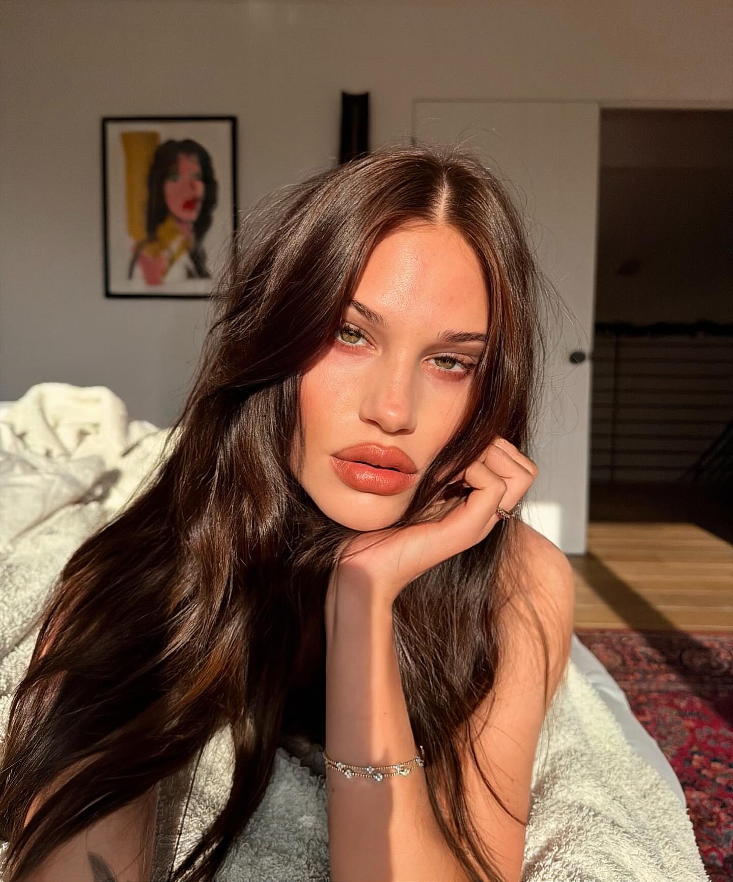 Meredith Mickelson wearing warm-toned, peach-colored makeup.