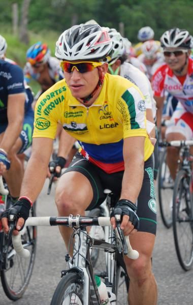 Henao in the yellow leader's jersey