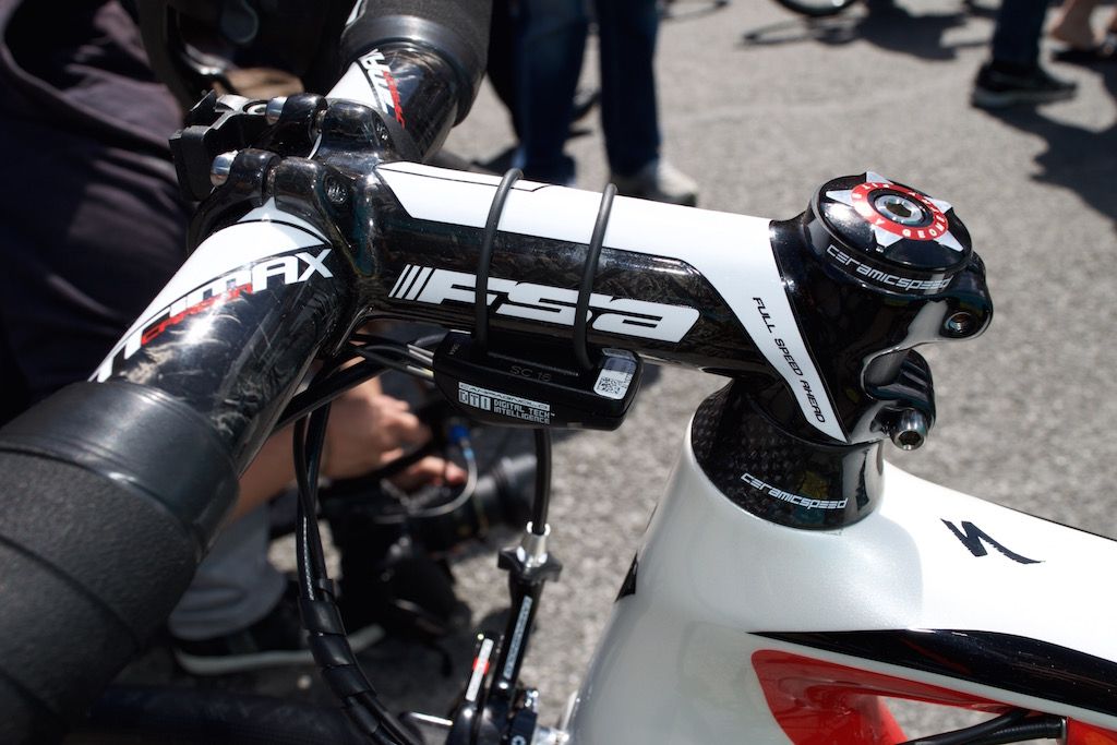 Aru has a FSA carbon fibre stem