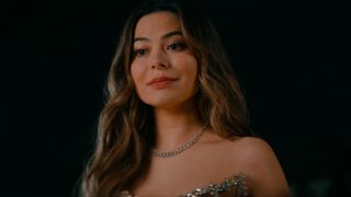 Miranda Cosgrove as Dawn looking quizzical in The Wrong Paris.