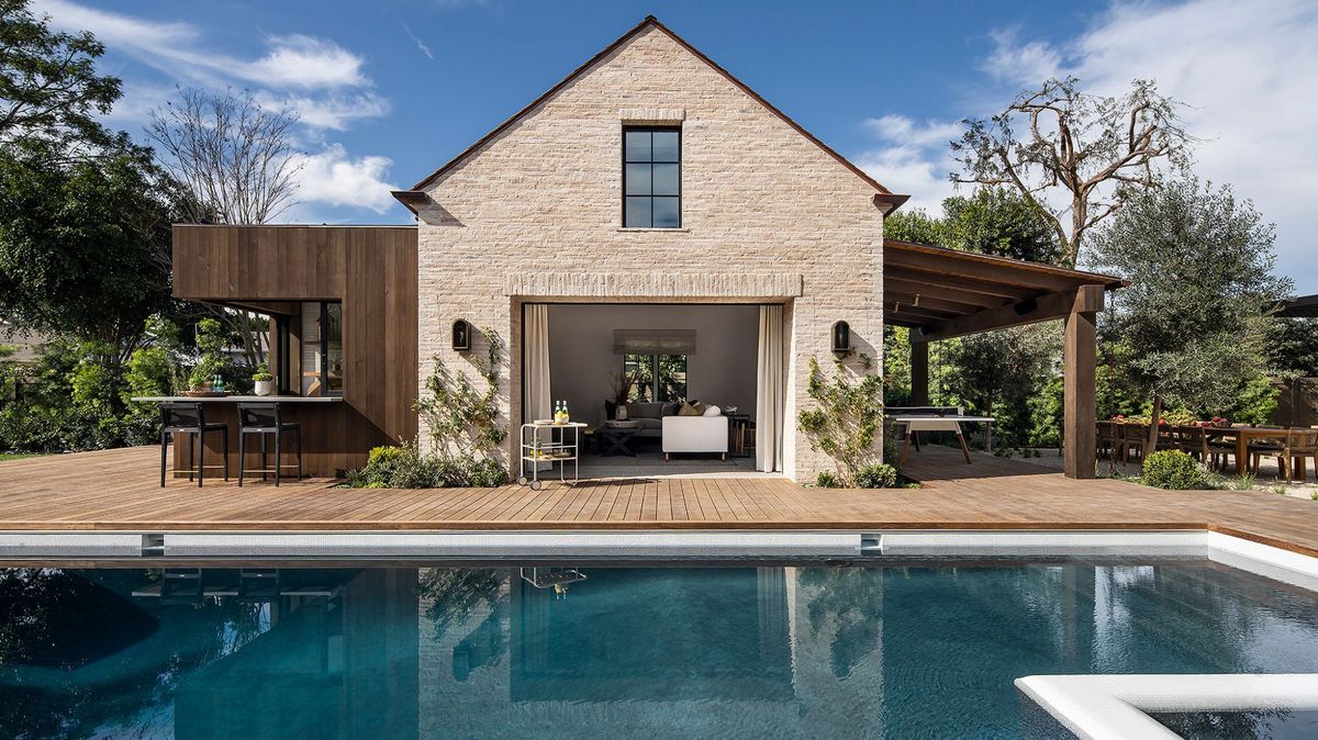 La superbe piscine de cette famille est le refuge idéal pour les réunions de fin d'été, grandes ou petites.