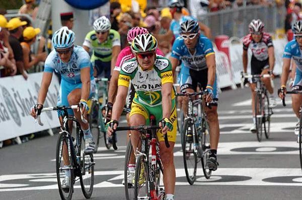Floyd Landis (Phonak) crosses the line
