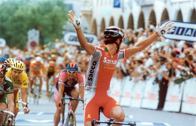 Cipollini looks back to check his winning margin in the 1999 Tour de France. He won four stages in a row that year.