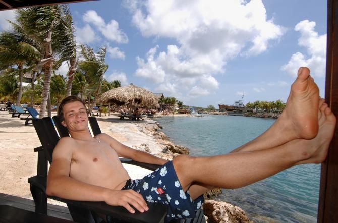 Linus Gerdermann puts his feet up