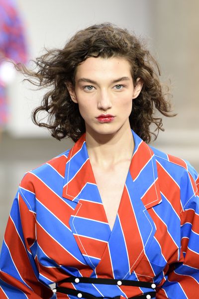 Hair, Face, Fashion, Fashion model, Hairstyle, Beauty, Lip, Orange, Fashion show, Model,