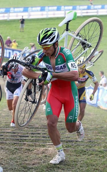 Italian 'cross champion Enrico Franzoi (Liquigas) runs the stairs.