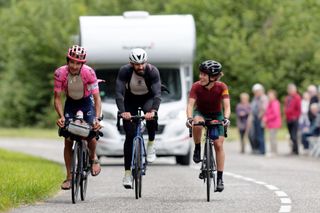 Le cycliste australien Lachlan Morton C et des cyclistes amateurs solidaires roulent lors de la 13e journée du Tour de France de remplacement individuel près de Bethmal le 8 juillet 2021 Lachlan Morton parcourt chaque kilomètre du Tour de France ainsi que les distances entre le départ et l'arrivée du course en solitaire. S'arrêtant dans des cafés pour manger et dormir à la belle étoile la nuit, Morton court pour collecter des fonds pour World Bicycle Relief Photo de VALENTINE CHAPUIS AFP Photo de VALENTINE CHAPUISAFP via Getty Images