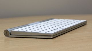 Apple Magic Keyboard på ett bord.