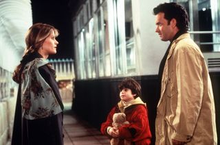 Annie, Sam och Jonah står och kollar på varandra ute på en gata i filmen Sömnlös i Seattle.