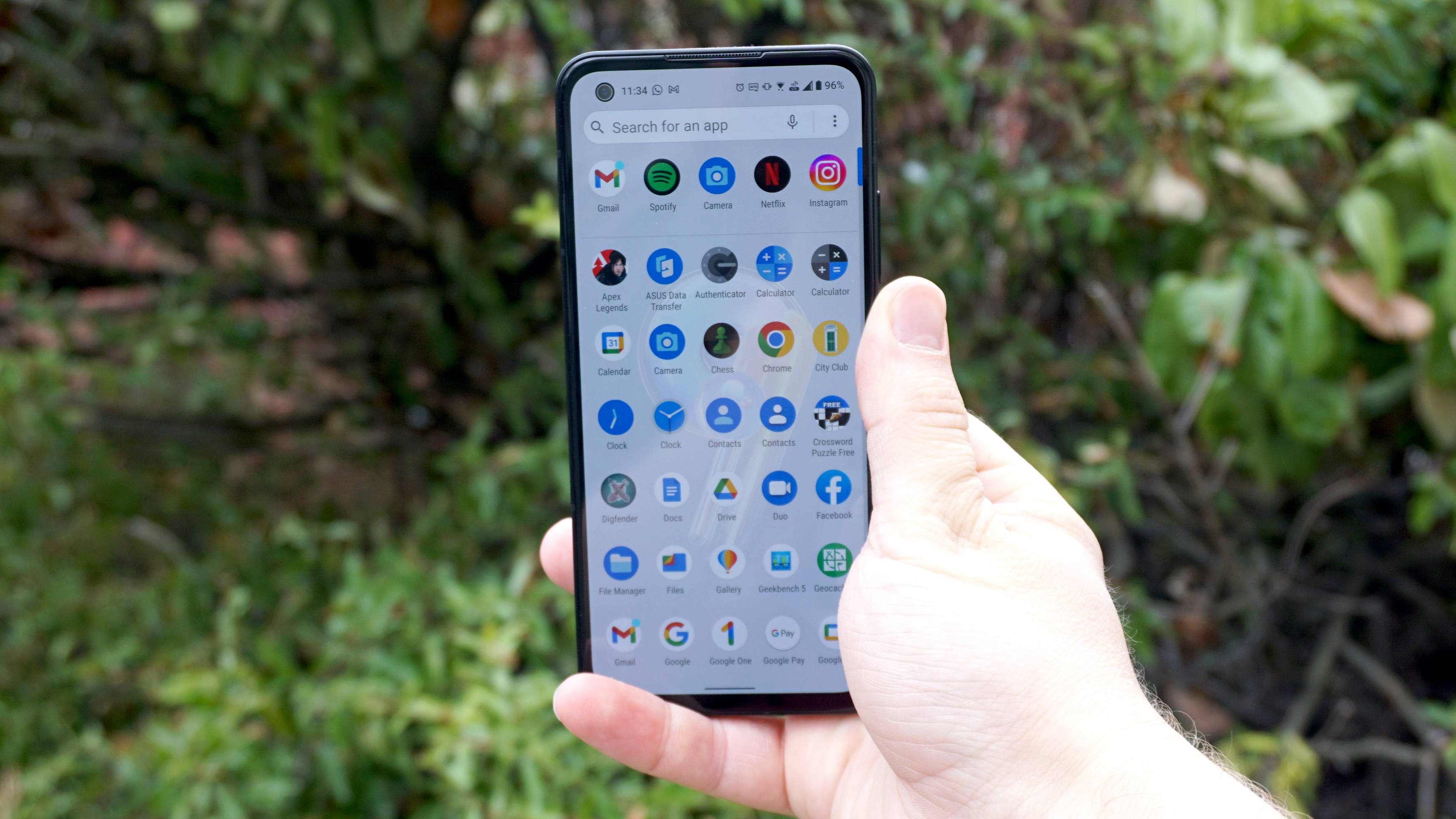 Ein Asus Zenfone 9 von vorne, in jemandes Hand