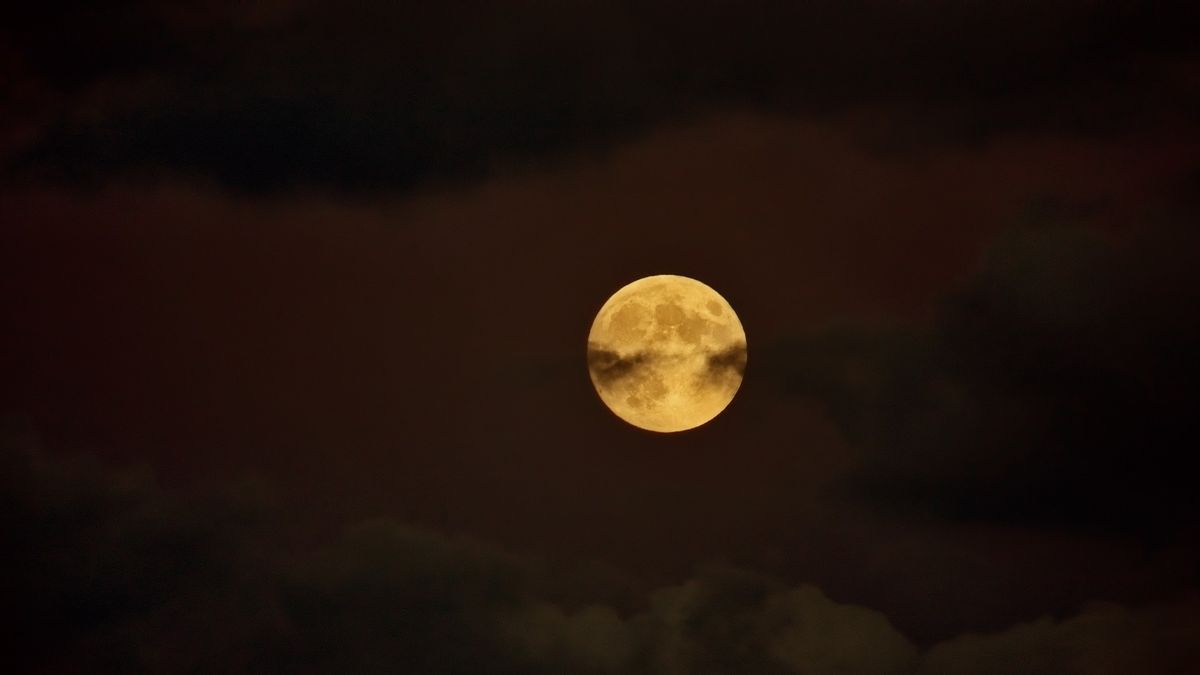 See the pumpkin orange Full Hunter's Moon of October 2022 rise tonight! Here's w..