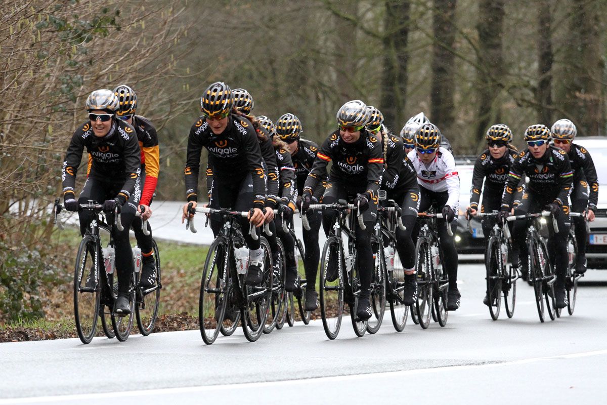 The riders take on the Hotondberg
