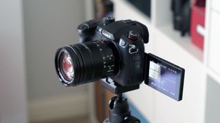 Panasonic GH5 Mark II vloggningskamera monterad på ett stativ med pekskärmen utdragen
