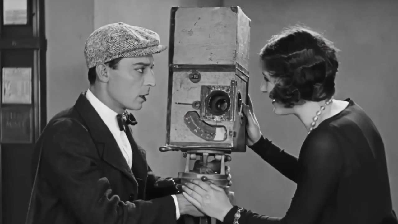 A screengrab of Buster Keaton and Marceline Day staring in 1928's The Cameraman.