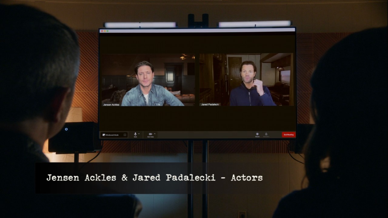 द रुकीवरील माहितीपटासाठी जेन्सेन ऍक्लेस आणि जेरेड पॅडालेकी यांची मुलाखत घेतली जात आहे.