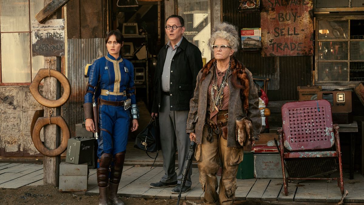 Lucy (Ella Purnell), (Michael Emerson) (Dale Dickey) (L-R) standing outside a shop in Philly in the Fallout TV show