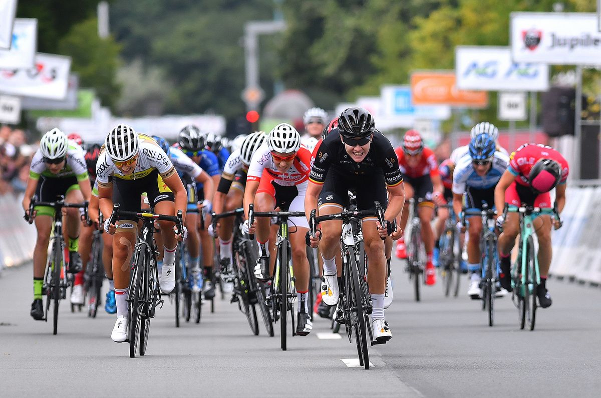 Jolien D'hoore (Wiggle-High5) sprinting for the win