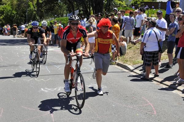 The crowd lend a hand on the climb.
