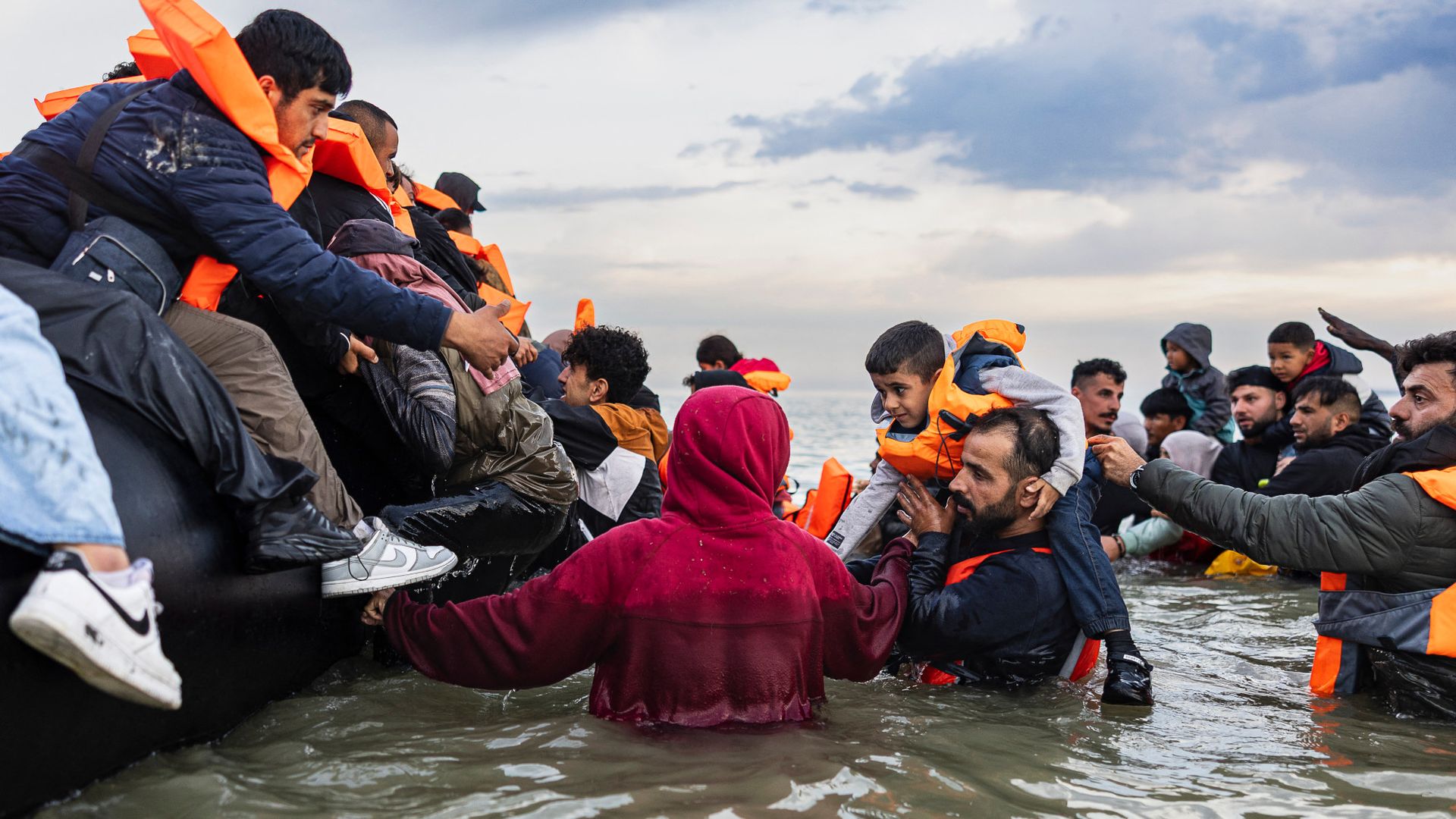 
                                Migrants attempt to board a smuggler&#039;s boat off the coast of Gravelines, northern France
                            