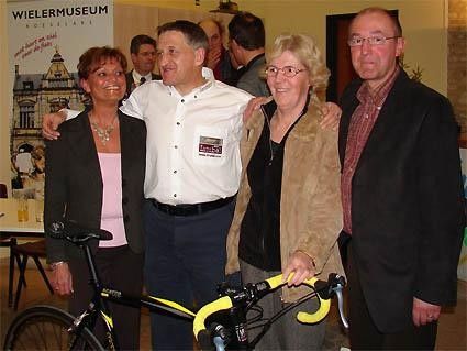 The first prize winner's mother-in-law (middle-right) with Freddy Maertens.