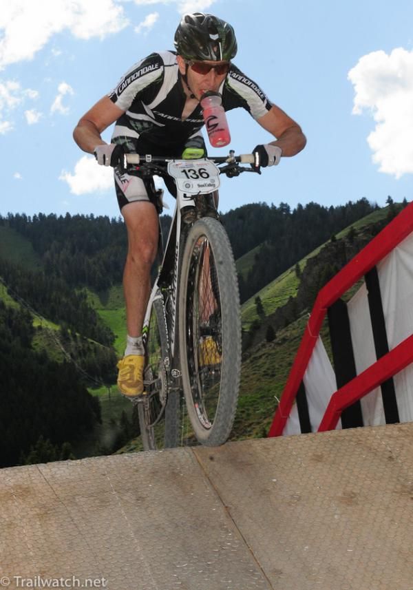 Jeremiah Bishop (Cannondale) topping off his fluids for his last lap battle with Jeremy Horgan-Kobelski
