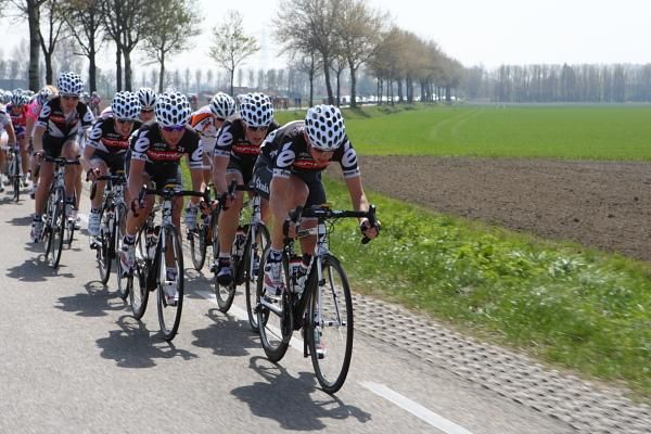 Iris Slappendel with Cervelo teammates in tow; the elastic was about to snap for all but 16 riders...