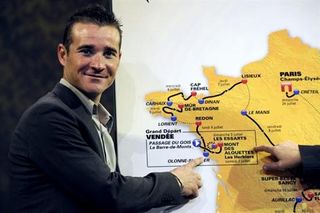 Thomas Voeckler points to the start in the Vendee region