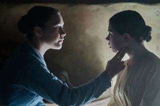 Florence Pugh as Lib Wright, Kíla Lord Cassidy as Anna O’Donnell in The Wonder