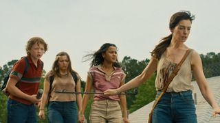 CHRISTIAN CONVERY as Brian Platt, MAISY STELLA as Audrey Platt, JORDAN ALEXA DAVIS as Jeanette and ANNE HATHAWAY as Denise Platt in "The End of Oak Street" movie