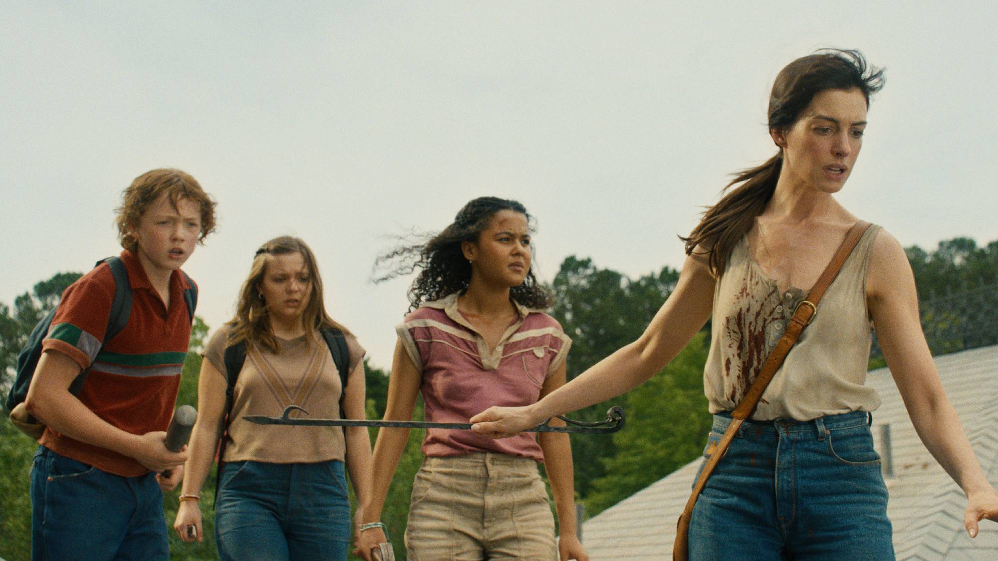CHRISTIAN CONVERY as Brian Platt, MAISY STELLA as Audrey Platt, JORDAN ALEXA DAVIS as Jeanette and ANNE HATHAWAY as Denise Platt in "The End of Oak Street" movie